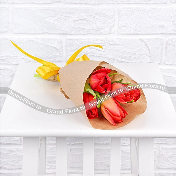 Струны любви - букет из 5 красных тюльпанов